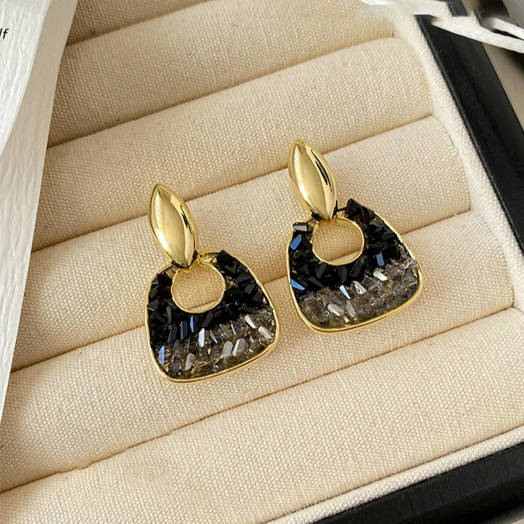 Boucles d'oreilles élégantes en cristal noir et or