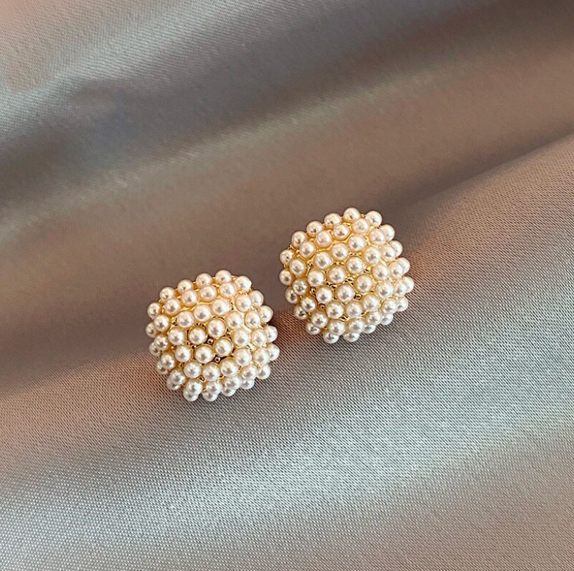 Boucles d'oreilles élégantes en or avec perles incrustées